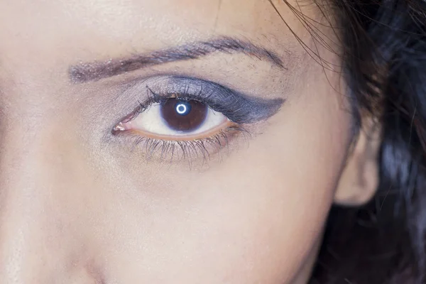 Vrouwelijke oog met oogschaduw — Stockfoto