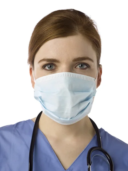 Kvinnliga sjuksköterskan bär ansiktsmask — Stockfoto