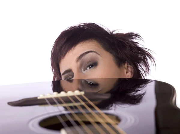 Žena nakouknutí na kytaru — Stock fotografie