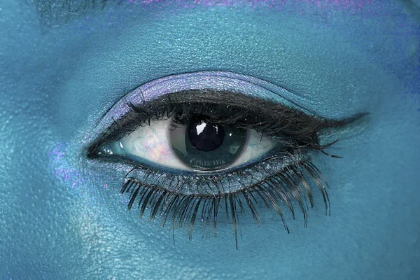 メイクアップ女性の目を身に着けてブルー — ストック写真