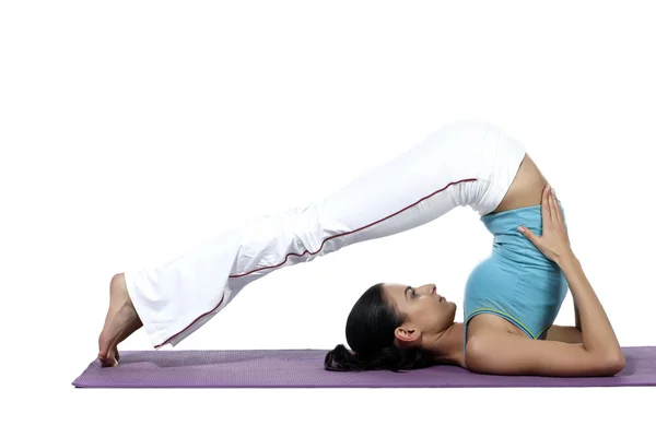 Fitness mujer haciendo estiramiento pierna ejercicio —  Fotos de Stock