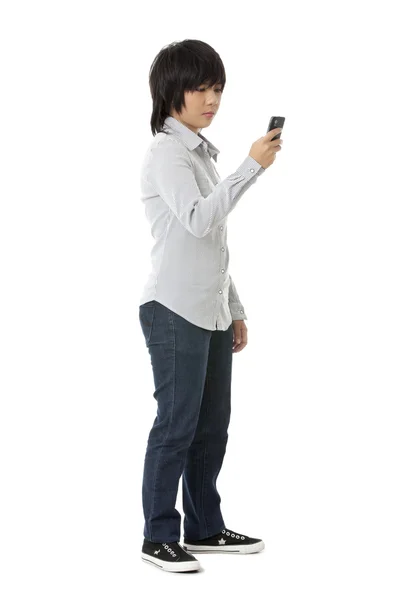 Mädchen schaut auf ihr Handy — Stockfoto