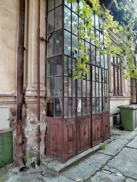 Стекло в дверях румынского здания — стоковое фото