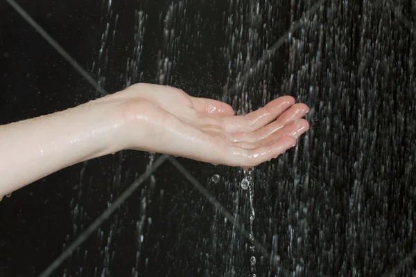 Mão feminina no chuveiro — Fotografia de Stock