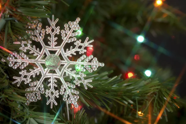 Feestelijke sneeuwvlok in een kerstboom — Stockfoto