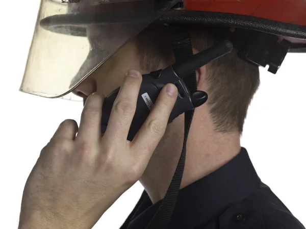 Πυροσβέστης μιλώντας στο φορητό ραδιόφωνο — Φωτογραφία Αρχείου