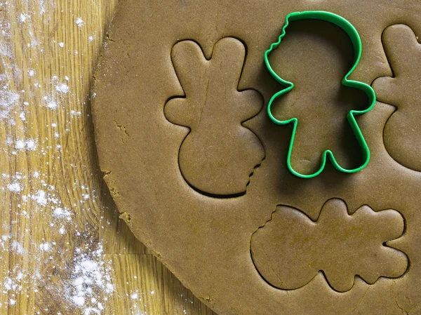 Cortador de galletas de jengibre en la masa —  Fotos de Stock