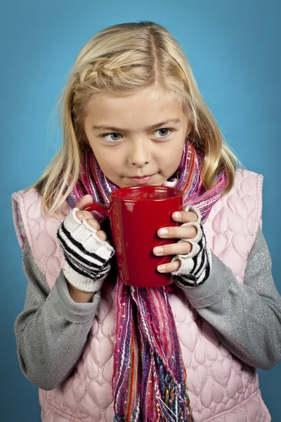 Meisje bezig met drinken uit mok — Stockfoto