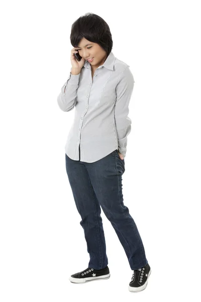 Flicka klädd ledig klädsel med tråg mobiltelefon — Stockfoto