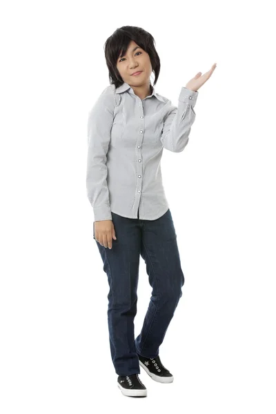 Menina vestindo roupas casuais sorrindo com gesto — Fotografia de Stock