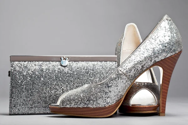 Блестящие туфли на высоком каблуке с одинаковой сумкой — стоковое фото