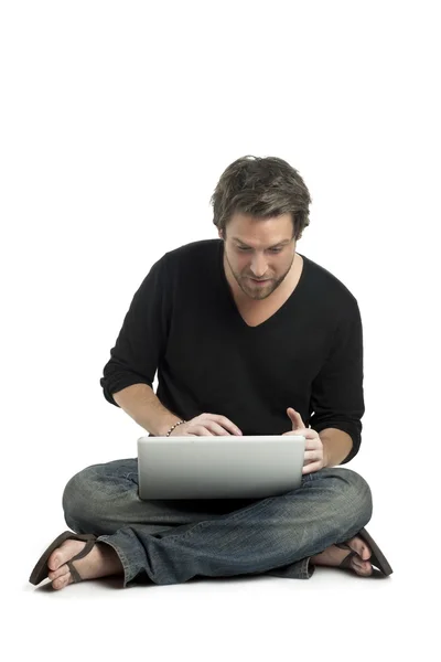 Gut aussehender Kerl mit Laptop — Stockfoto