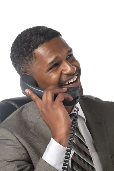 Lachender schwarzer Geschäftsmann am Telefon — Stockfoto