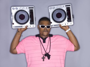 DJ aletleri tutan adam