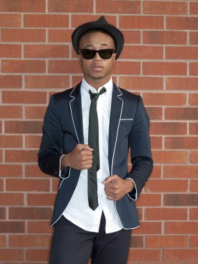 bir duvar dibinde duran adam