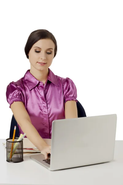 Mooie kantoor meisje die op haar laptop werkt — Stockfoto