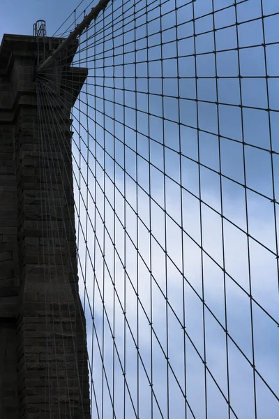 Tiro de ângulo baixo de uma ponte de Nova Iorque — Fotografia de Stock