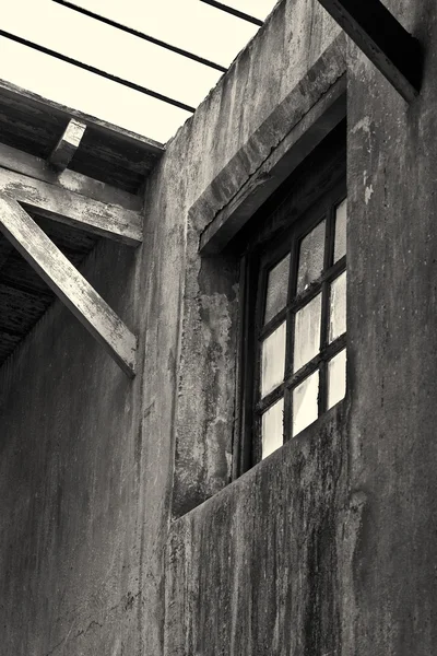 Foto de ángulo bajo de una vieja ventana en la prisión histórica de ushuaua —  Fotos de Stock