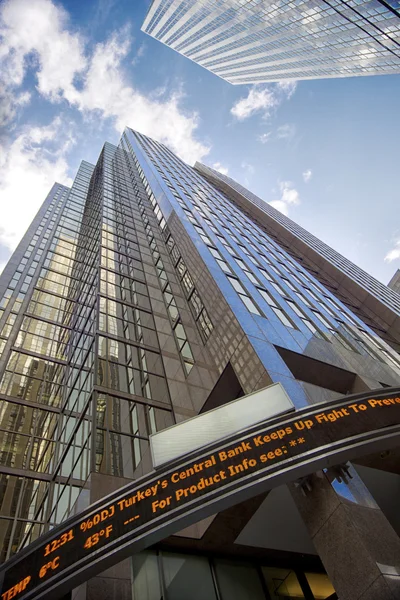 Vista de ángulo bajo de un edificio de oficinas y pantalla digital —  Fotos de Stock