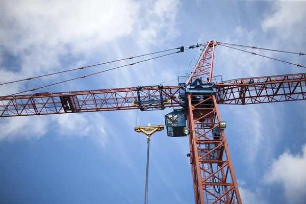 Low angle view of a red construction crane — Stock Photo, Image