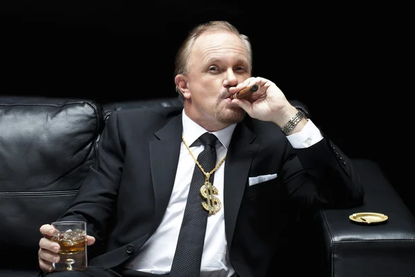 Mafia boss smoking a cigar while drinking whiskey — Stock Photo, Image