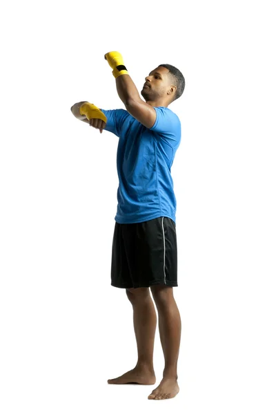 Boxeador masculino em treinamento de perfuração — Fotografia de Stock