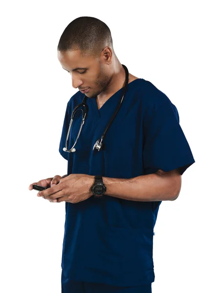 Médico masculino verificando telefone — Fotografia de Stock