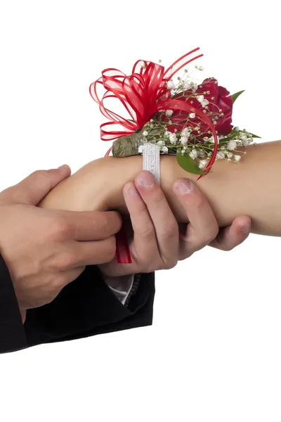 Männliche Hand hält eine Mädchenhand mit Rosencorsage — Stockfoto