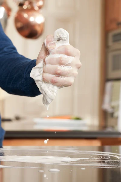 Mão masculina torcendo pano molhado — Fotografia de Stock