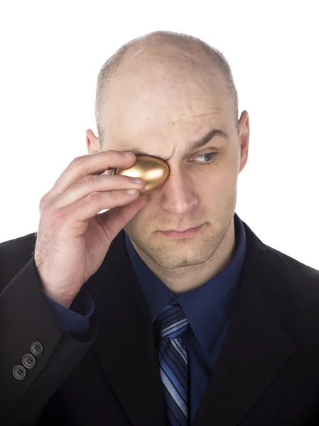 Hombre cubriendo los ojos con huevo dorado —  Fotos de Stock