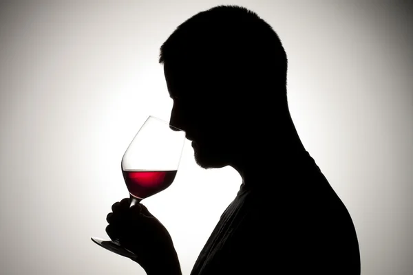 Человек пьет красное вино — стоковое фото