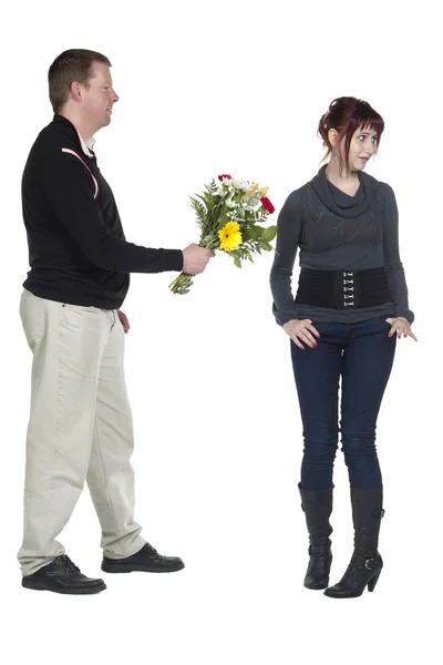 Man die geeft een boeket van bloemen — Stockfoto