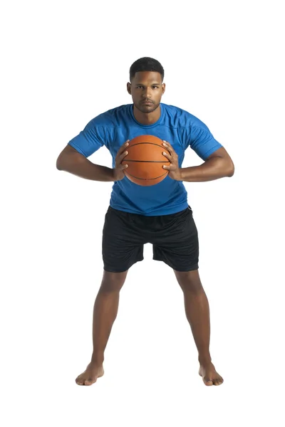 Мужчина держит баскетбольный мяч — стоковое фото