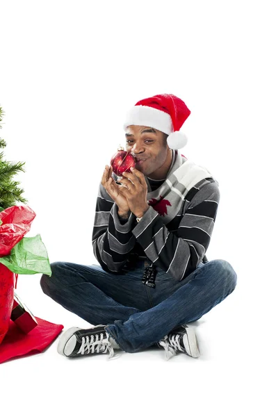 Mann küsst einen Weihnachtsschmuck — Stockfoto
