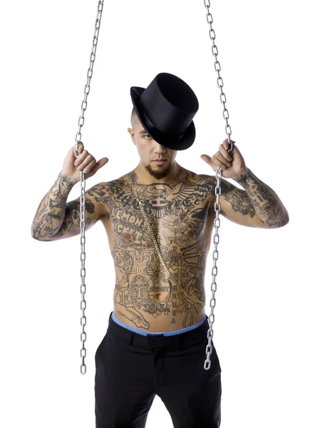 Man met tatoeage houden een metalen ketting — Stockfoto