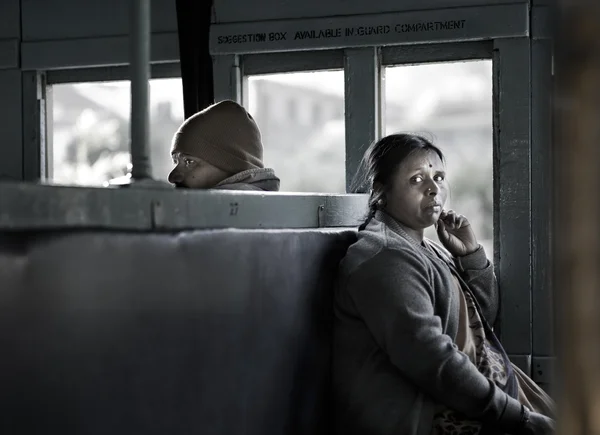 Hombre mujeres en tren —  Fotos de Stock