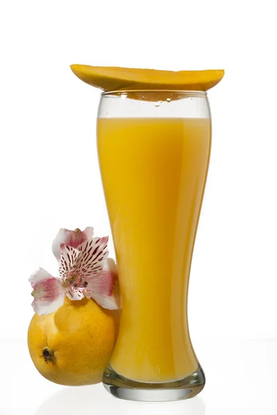 Mango sap glas met segment van mango bovenop — Stockfoto