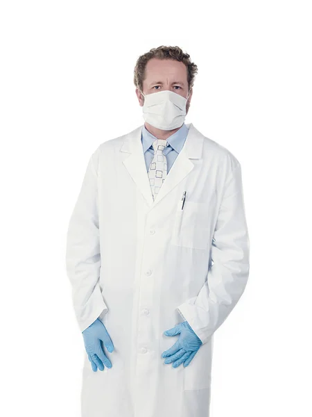 Портрет врача в хирургической маске и гольфах — стоковое фото