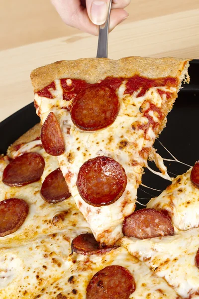 Портрет ручной сборки пиццы — стоковое фото