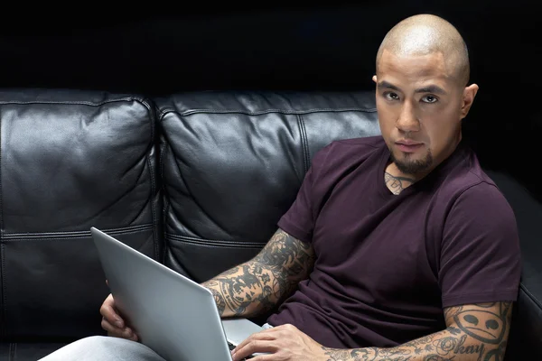 Portret van een man met laptop — Stockfoto