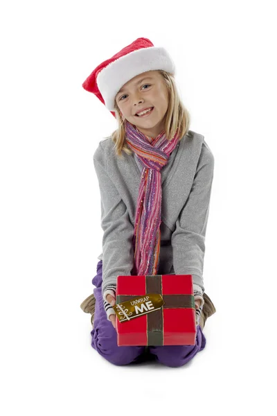 Ritratto di una ragazza sorridente con il suo regalo di Natale — Foto Stock