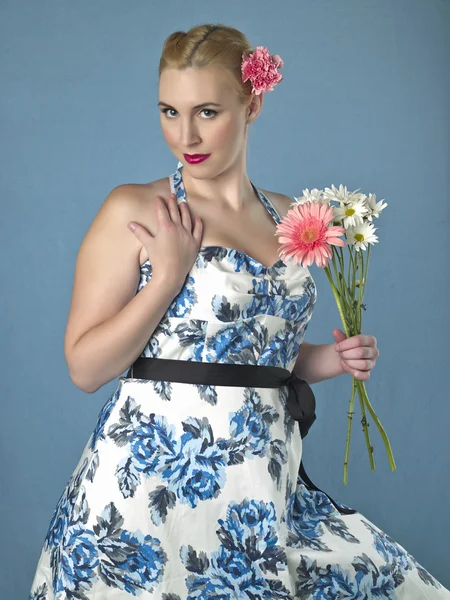 Pose of a young woman with hand on the shoulder — Stock Photo, Image