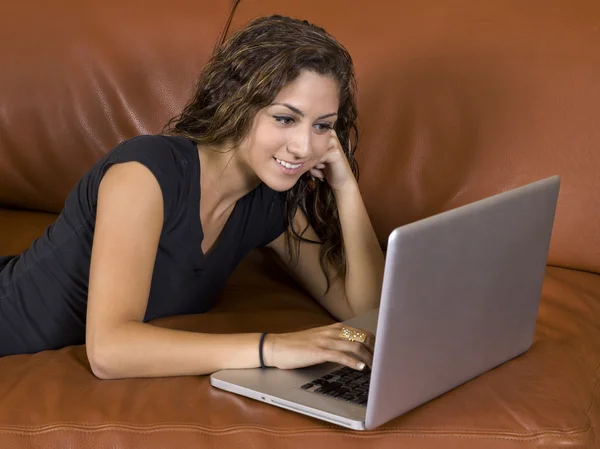 Mujer sonriendo en su portátil —  Fotos de Stock