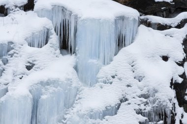 kayaların üzerinde kar görüntüsü