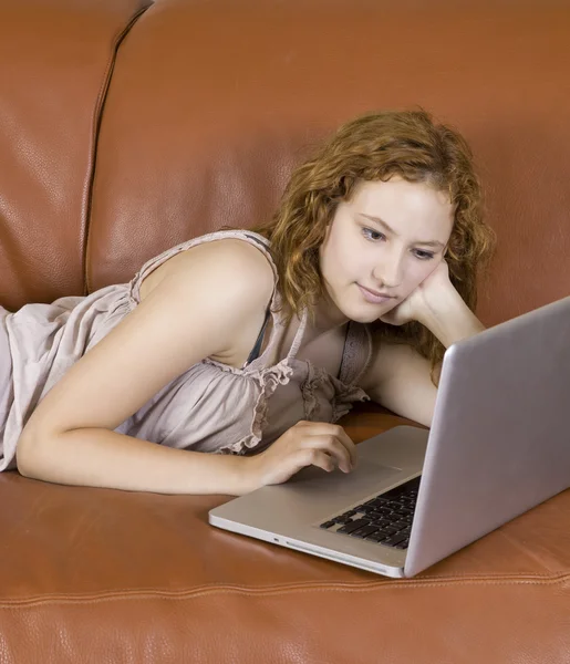 Woman on laptop — Stock Photo, Image