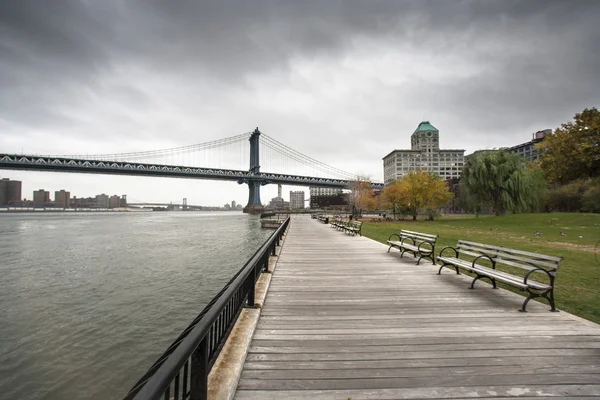 Benches and bridge in background from new jersey — Stock Photo, Image