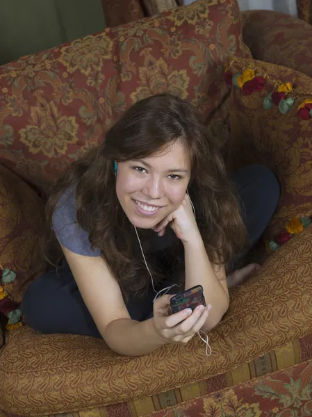 Adolescente feliz con música — Foto de Stock