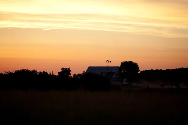 Sonnenuntergang über Bauernhof — Stockfoto