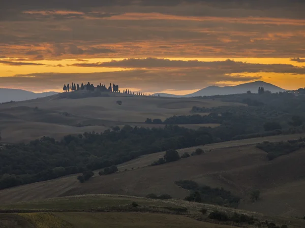 Vista do pôr do sol nas montanhas da Toscana — Fotografia de Stock