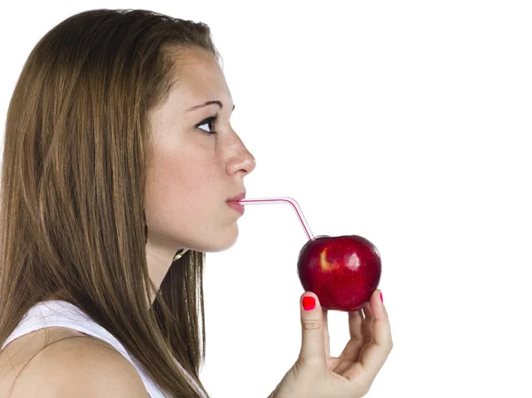 Εφηβικό κορίτσι που πίνει ένα μήλο με ένα Καλαμάκι — Φωτογραφία Αρχείου